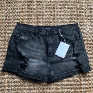 🦋New with Tag! Kancan LA Distressed Shorts Sz 31”